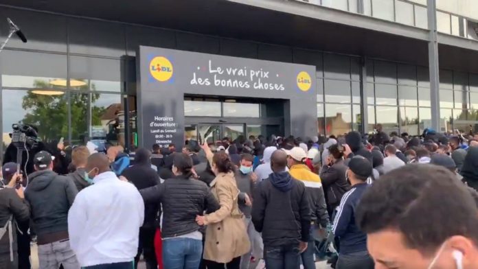 La police appelée à Lidl en France après qu'un accord insensé sur PS4 attire une foule énorme
