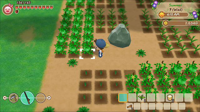 Un joueur portant un chapeau bleu récolte une plante dans son jardin.