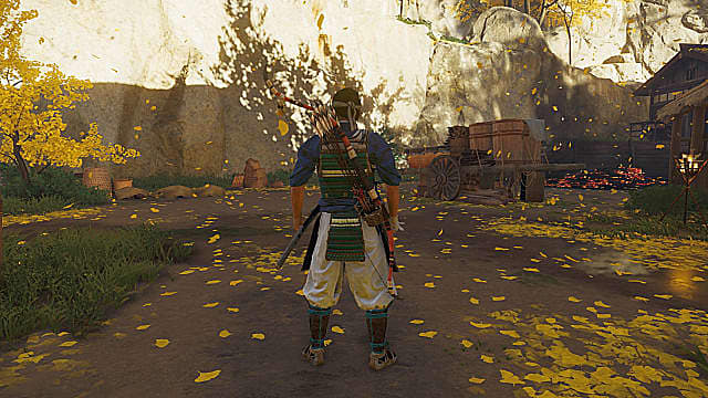 Jin Sakai debout avec le demi-arc sur le dos dans une zone ouverte entourée d'arbres jaunes.
