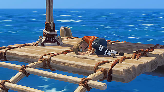 Une femme aux cheveux blonds recroquevillée portant une chemise orange et un pantalon bleu dort sur un radeau en pleine mer.