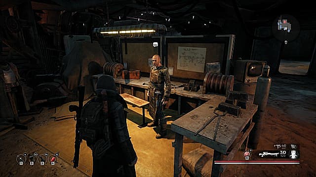 Un joueur masqué regardant Rigs, un homme grand et chauve en vêtements de forgeron dans un atelier.