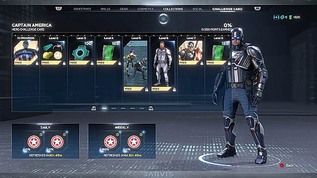 Captain America debout à droite de ses cartes de défis hebdomadaires et quotidiens.