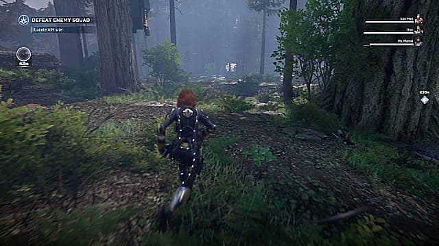 Black Widow qui traverse la jungle, entre deux arbres massifs.