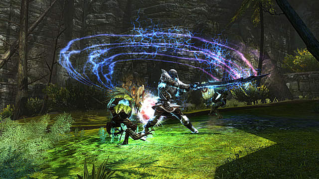Chevalier balançant l'épée dans une forêt en attaquant une créature. 