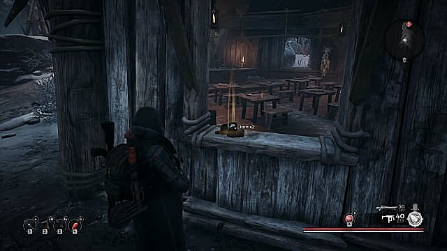 Un joueur masqué avec une mitrailleuse et un fusil sur le dos en regardant un sotrefront en bois avec du fer sur le comptoir.