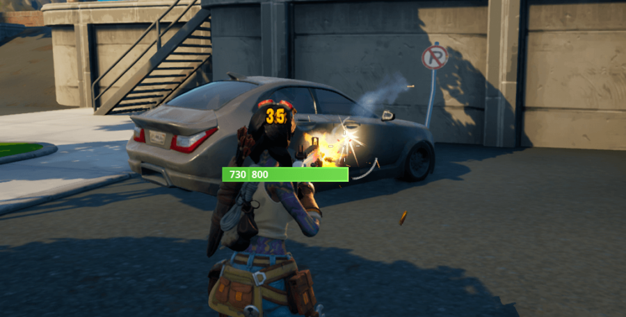 Un personnage Fortnite détruisant une voiture pour des pièces mécaniques.
