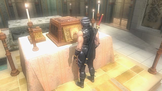 Ryu debout devant une table avec des bougies et une boîte en or avec le Livre des Eons.