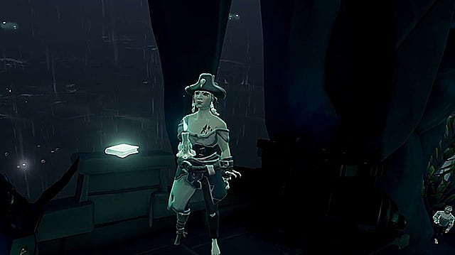 Un fantôme de pirate avec une patte de cheville se tient à droite d'un journal sur le bord d'un bateau pirate.
