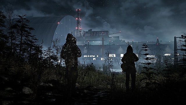 Deux soldats en tenue de camouflage regardant vers une centrale électrique la nuit.