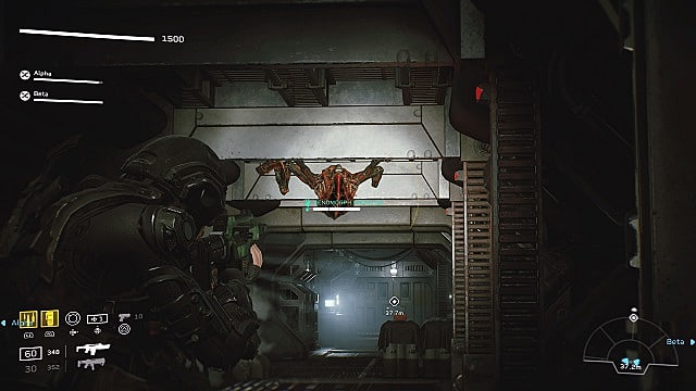 Un Marine Colonial visant un fusil à impulsion sur un extraterrestre Prowler rouge au plafond dans un couloir sombre.