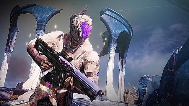 Le démoniste dans une armure blanche/beige et un casque avec visière violette tient un fusil à impulsion.