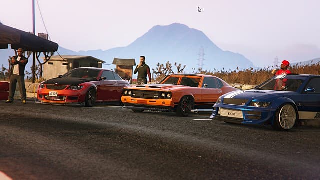 Une voiture se rencontre dans le désert dans GTA Online avec trois voitures de sport.