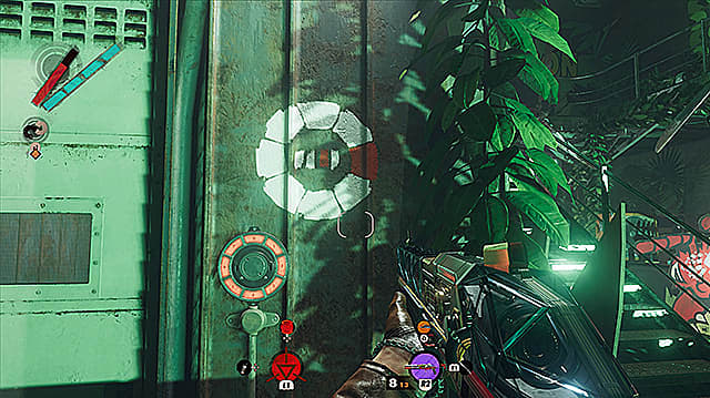 Le personnage du joueur tenant un fusil de chasse regarde un clavier à sept faces et une peinture murale indiquant un code de porte.