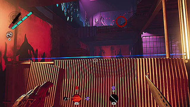 Le personnage du joueur regarde un levier au deuxième étage depuis une pièce lumineuse et colorée.