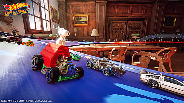 Snoopy car faisant la course avec une voiture de requin, Delorean et d'autres sur une piste bleue dans une étude.