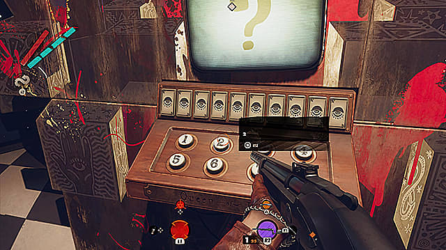 Le personnage du joueur tenant un fusil de chasse regarde le bouton du terminal Yervha.