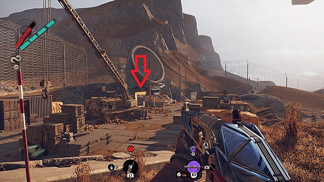 Le personnage du joueur tenant un fusil de chasse et regardant un chantier de construction poussiéreux avec une grue et d'autres matériaux de construction.