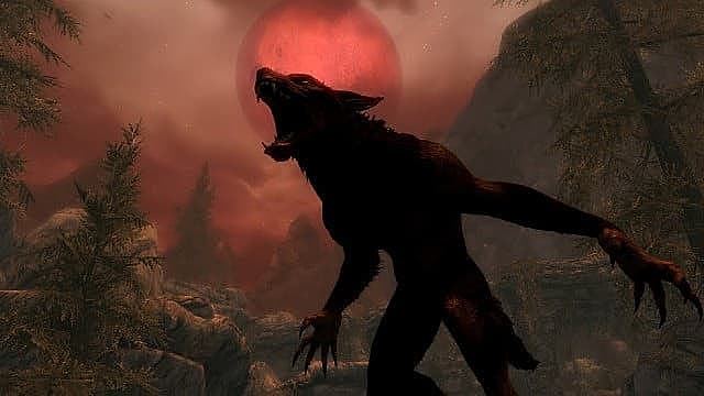 Loup-garou hurlant devant une lune rouge.