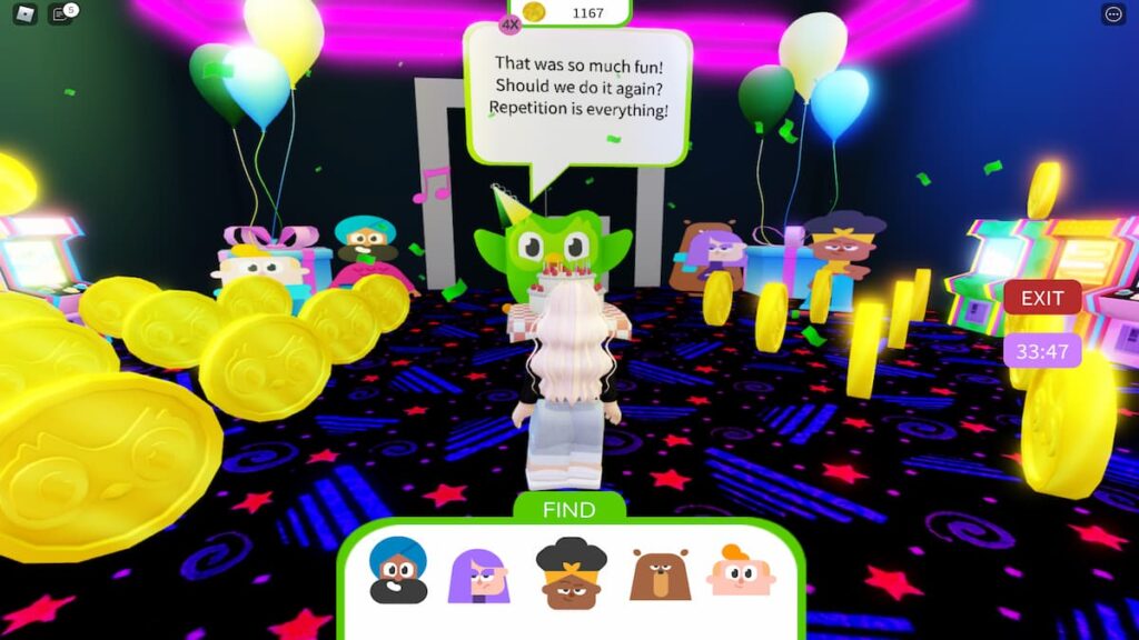 Mascotte de Duolingo portant un chapeau d'anniversaire entouré de ses amis et de tonnes de pièces d'or