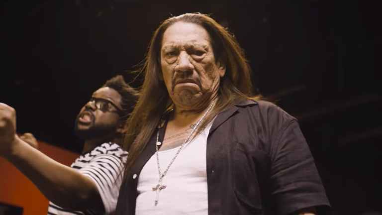 Danny Trejo abat des boîtes à butin dans Evil West