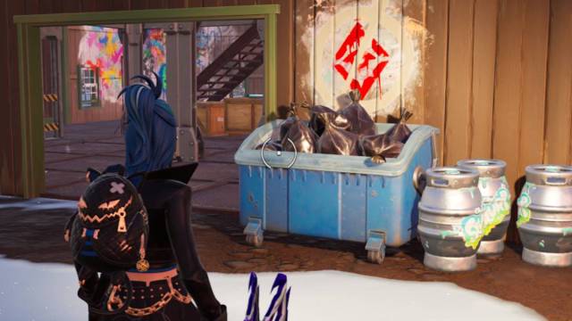 Personnage Fortnite avec vue sur la peinture en aérosol d'un étui d'arme dans un bâtiment.