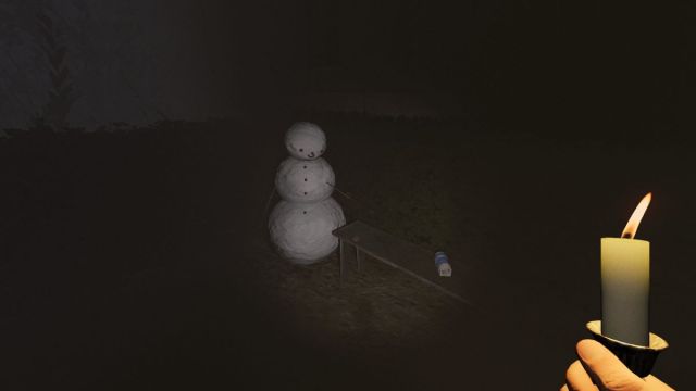 Un bonhomme de neige montrant une partie mystérieuse sur un banc.