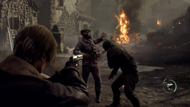 Image promotionnelle de Resident Evil 4, montrant Léon se défendant dans la zone du village.