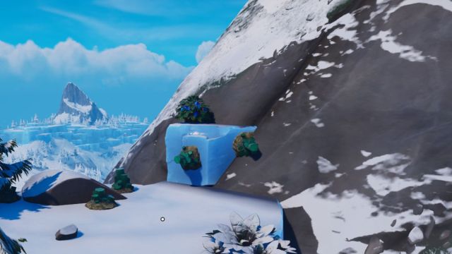 Montagne enneigée dans les Frostlands de LEGO Fortnite avec du minerai de malachite qui dépasse.