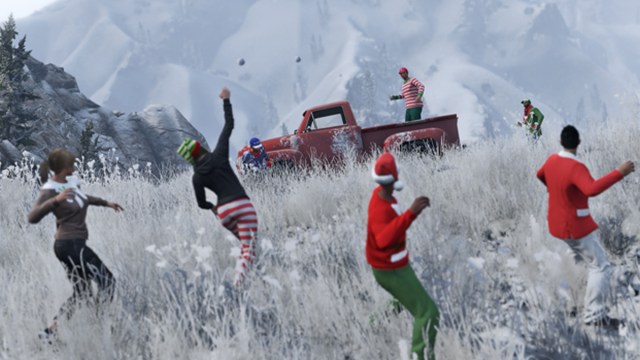 Quatre personnages festifs lancent des boules de neige et une personne dans une camionnette rouge. 