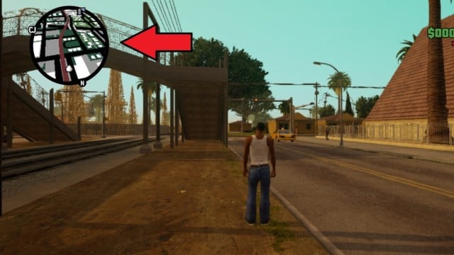 Carl debout dans une rue de San Andreas avec l'icône de la carte en surbrillance.