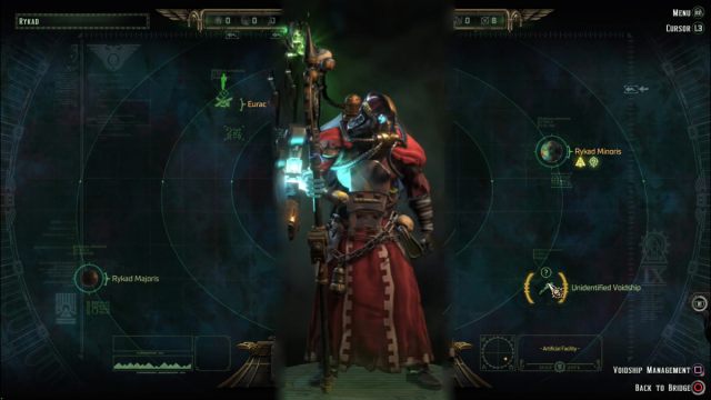 Pasqal posant devant une carte stellaire dans Warhammer 40k Rogue Trader