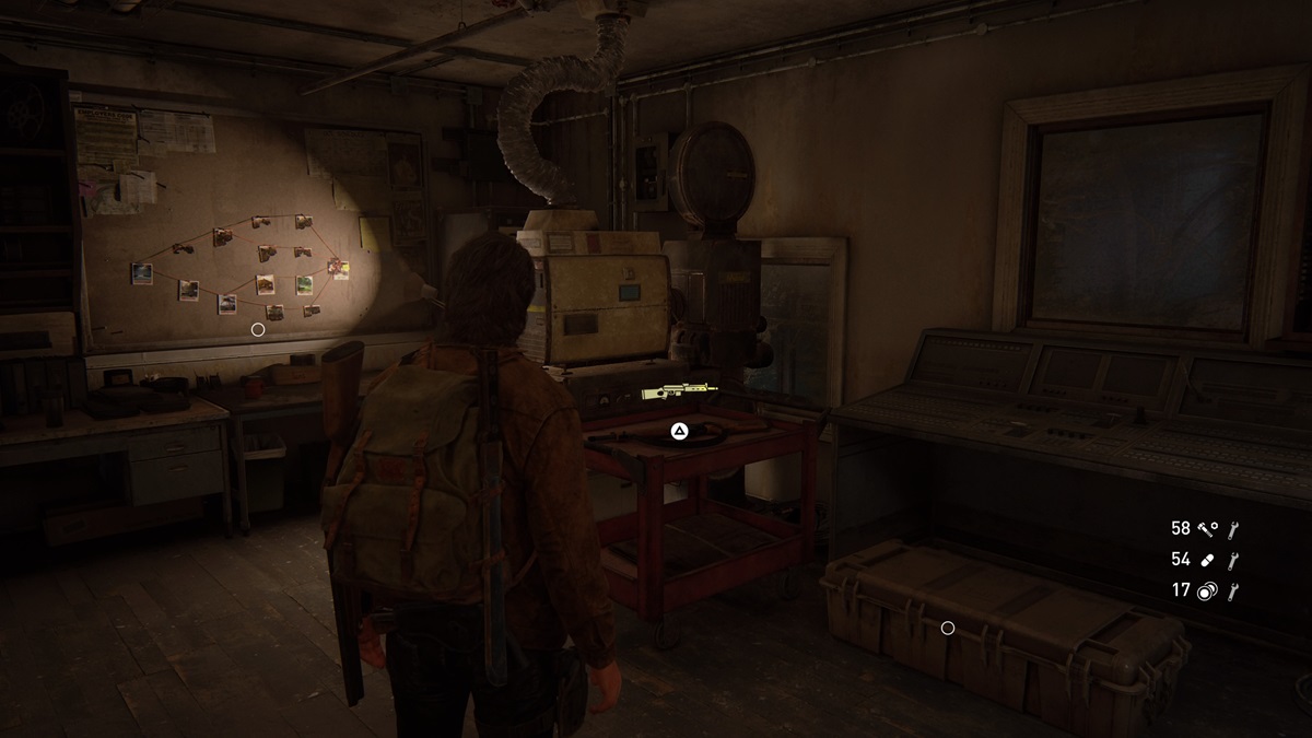 Joel regarde une récompense d'arme Dead Drop à la base dans TLoU2 No Return.