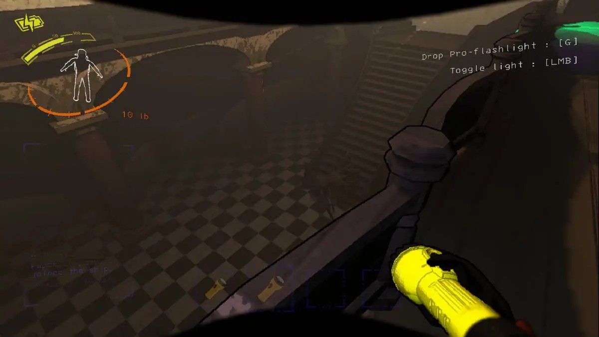 Le joueur regardant une Bunker Spider en bas des escaliers dans Lethal Company