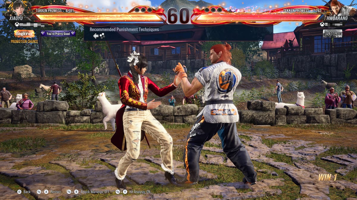 Xiaoyu contre Hwoarang, avec la fonction My Replay & Tips recommandant une technique de punition.