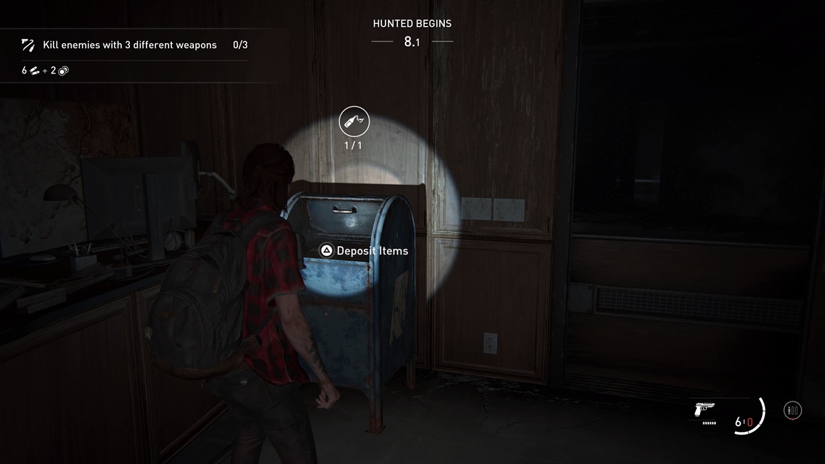 Ellie debout devant un Dead Drop lors d'une mission Hunted dans No Return.