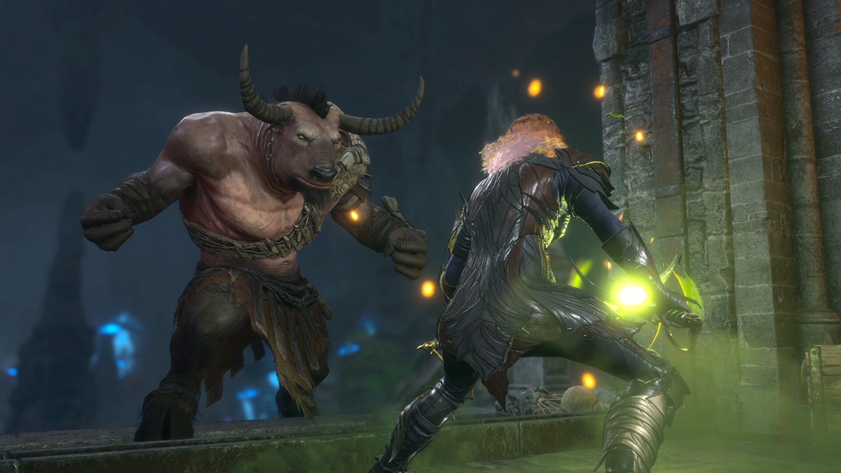 Un personnage utilisant la magie verte combat un minotaure dans une crypte dans BG3.