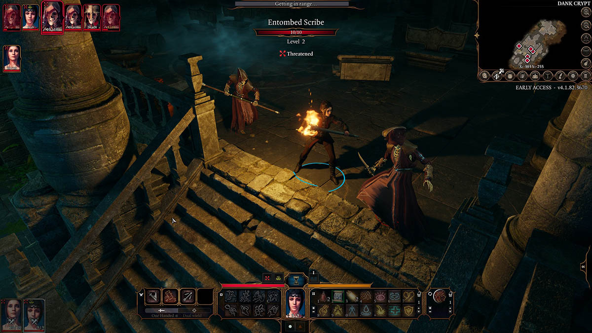 personnage combattant des morts-vivants dans l'obscurité tenant une torche dans Baldurs Gate 3
