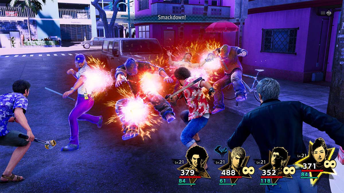 Ichiban utilise des explosifs sur les ennemis de la rue dans Like a Dragon : Infinite Wealth