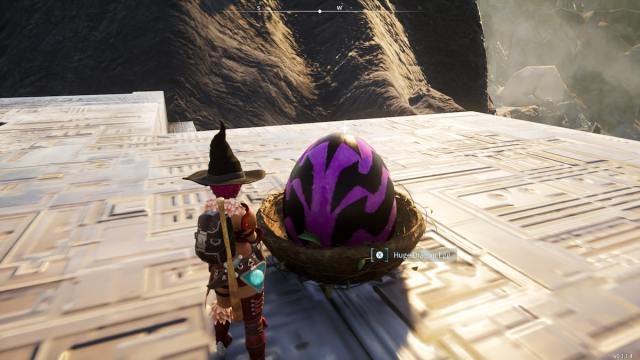 Un joueur de Palworld à côté d'un énorme œuf de dragon, avec un design violet et noir.