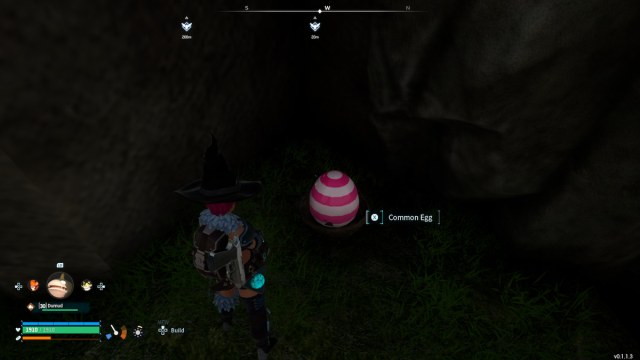 Un personnage regardant un œuf commun rayé rose et blanc.