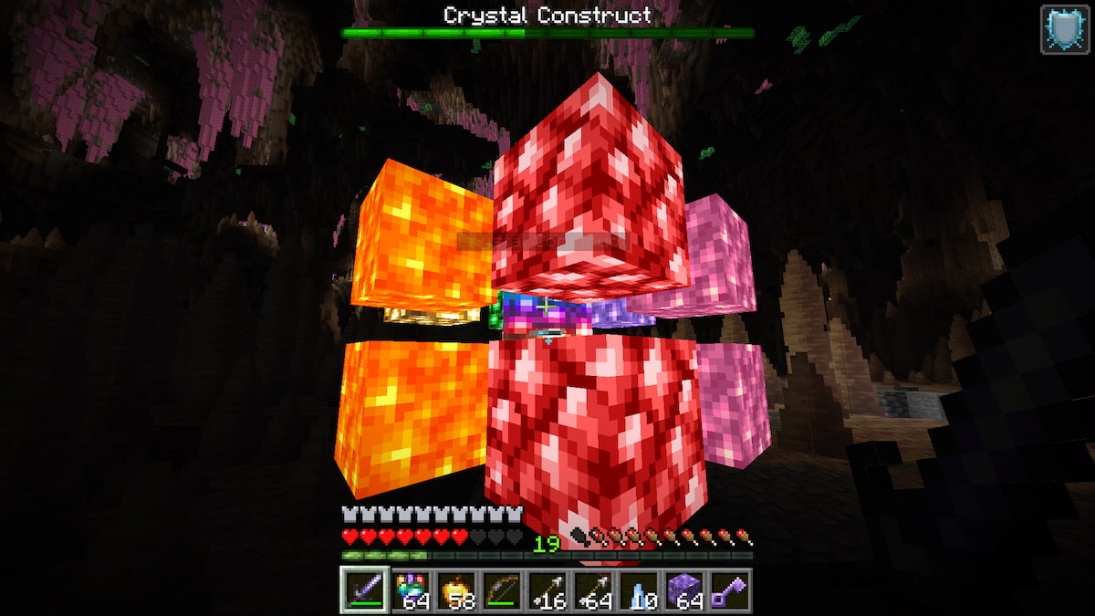 Un boss Crystal Construct flottant fabriqué à partir de blocs colorés dans le mod Infinite Abyss.