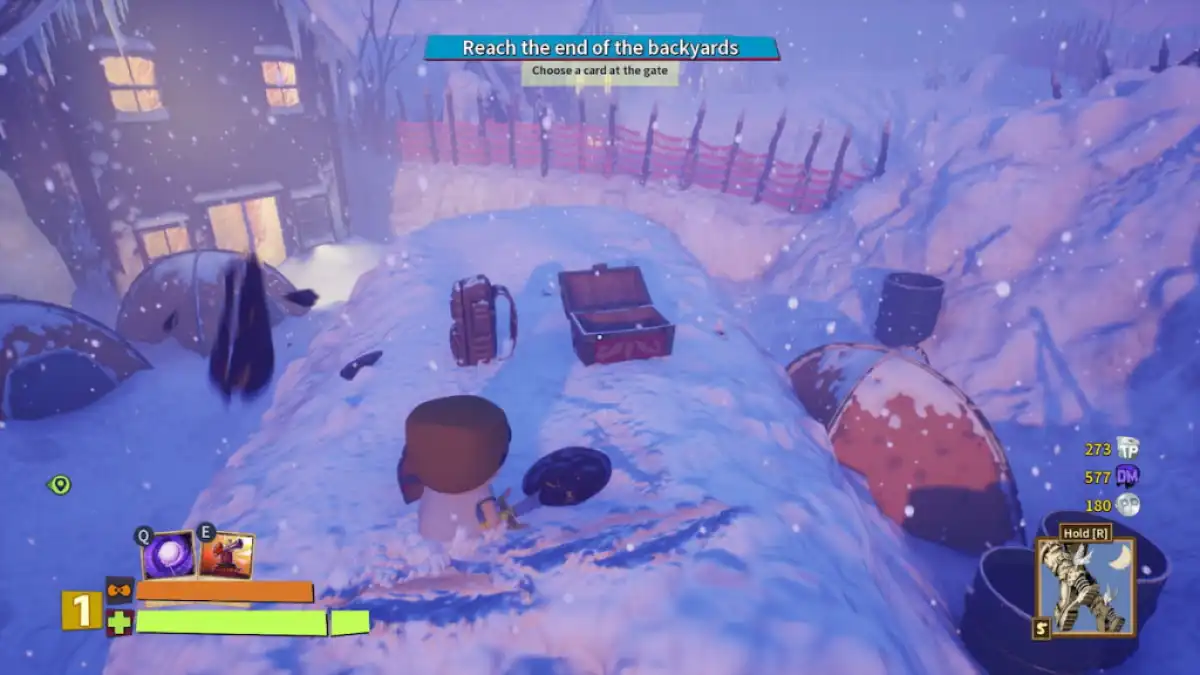 Joueur debout sur une colline enneigée regardant un sac à dos et un coffre au trésor lors de la Journée de neige de South Park