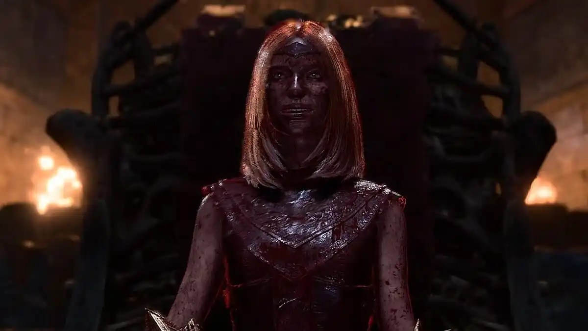 une femme mage couverte de sang souriante