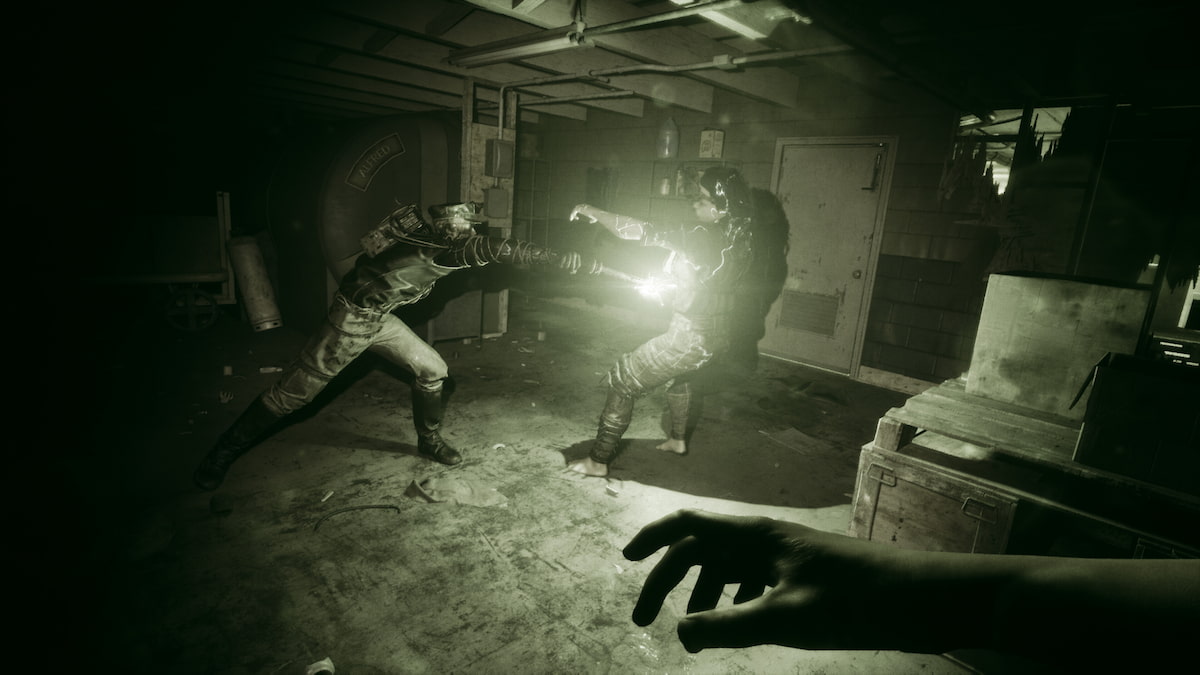 Joueur attaquant un ennemi dans une pièce sombre