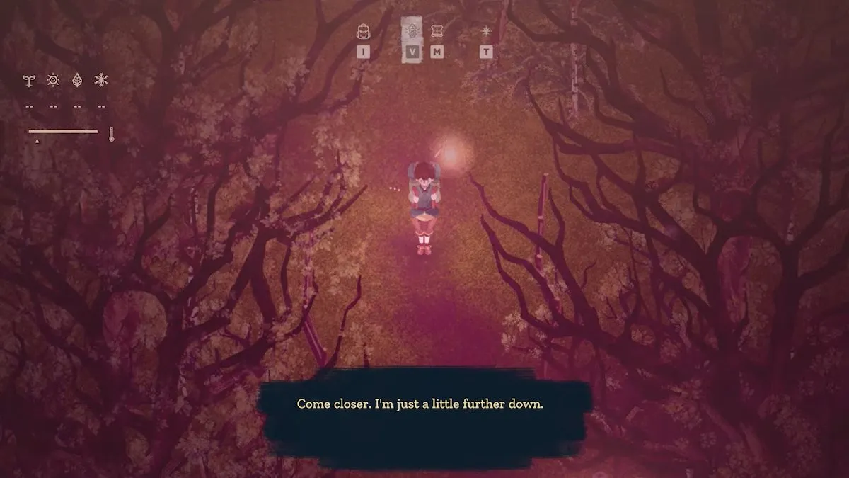 Une capture d'écran du gameplay de The Garden Path, téléchargée par le développeur carrotcake.  Il montre un personnage présentant un masque avec un sac à dos et une lanterne debout sur le chemin entre quelques arbres dans une forêt.  Le texte dit "Rapproche toi.  Je suis juste un peu plus bas."