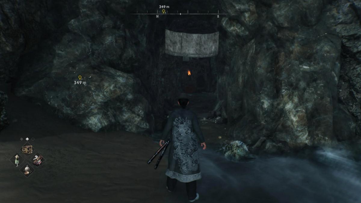 Joueur debout devant la grotte de Shiba dans Rise of the Ronin