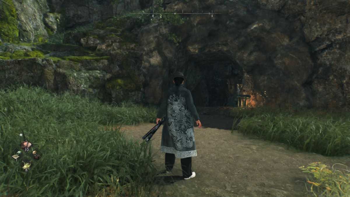 Joueur debout devant la grotte du boss Higashiyama dans Rise of the Ronin