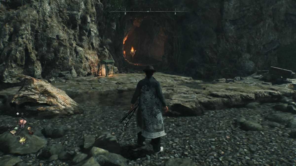 Joueur debout devant la grotte du boss Shirakawa dans Rise of the Ronin