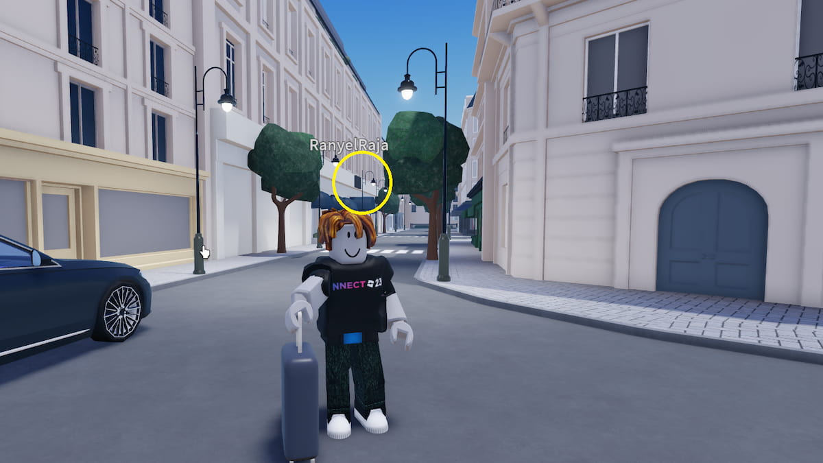 Un homme debout près de la place de Paris