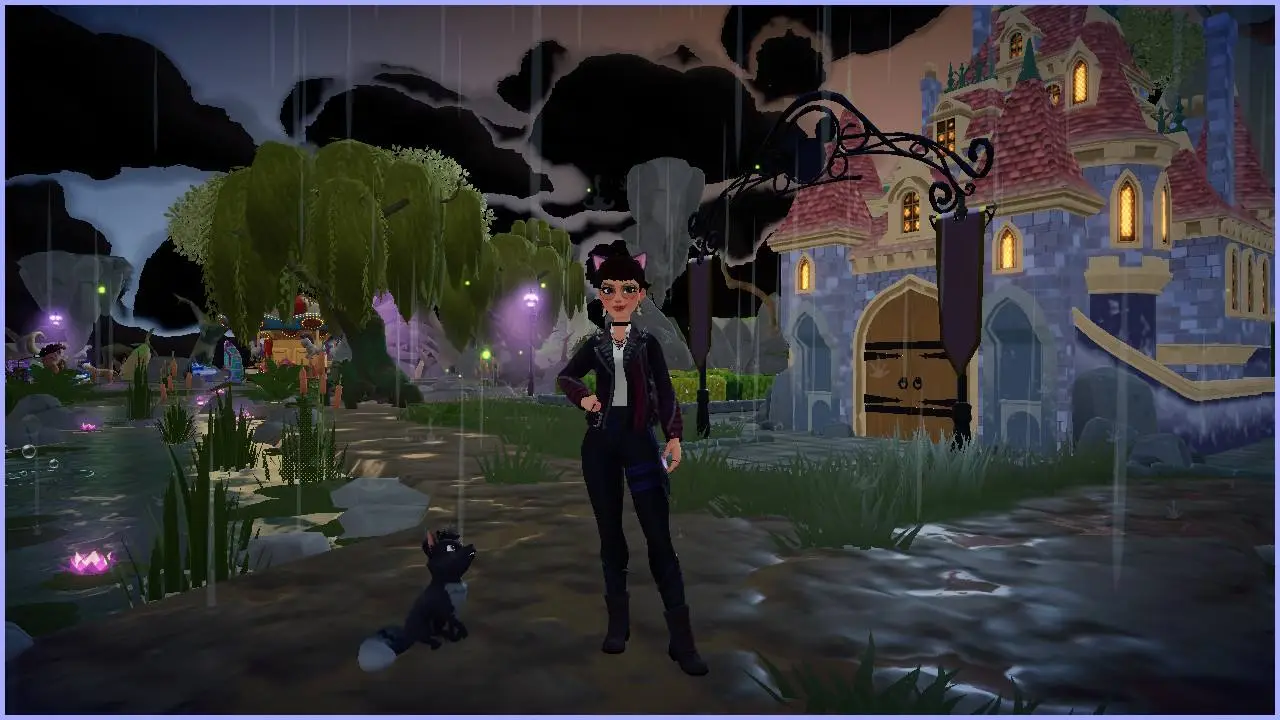 Un avatar féminin de Disney Dreamlight Valley est habillé tout en noir, portant une paire d'oreilles de chat noires et une chemise blanche.  Ils se tiennent sous la pluie avec des nuages ​​noirs au-dessus d'eux dans une scène marécageuse, avec un renard noir qui les regarde depuis le sol.